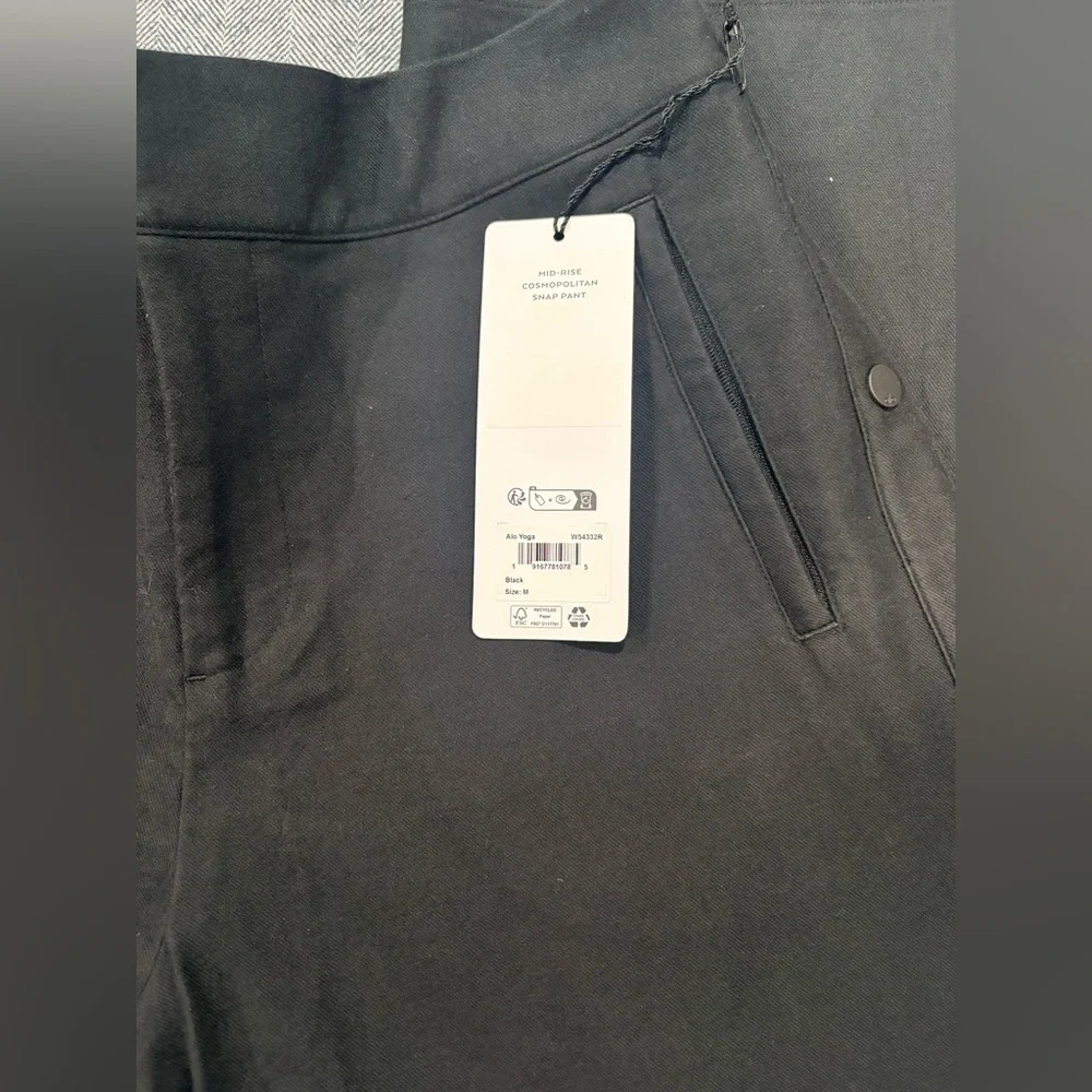 Alo Mid-Rise Cosmopolitan Snap Pant | color: black | size: m - Picture 4 of 11